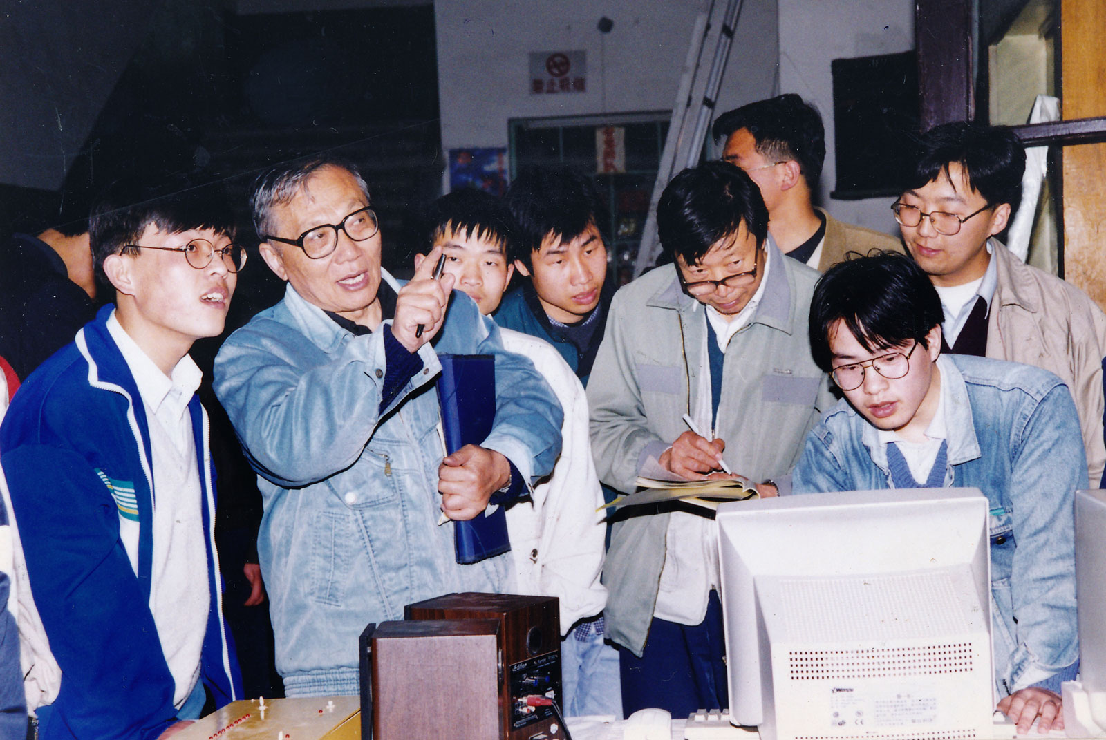 90年代初,于骏一在切削实验室正在给一组做实验的本科生分析实验数据处理结果 90年代初,于骏一在切削实验室正在给一组做实验的本科生分析实验数据处理结果